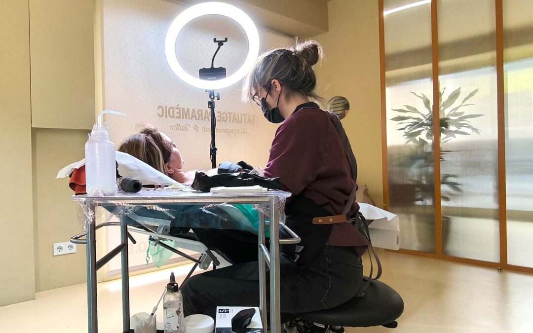 Operaciones estéticas y cicatrices: solución con tatuaje paramédico