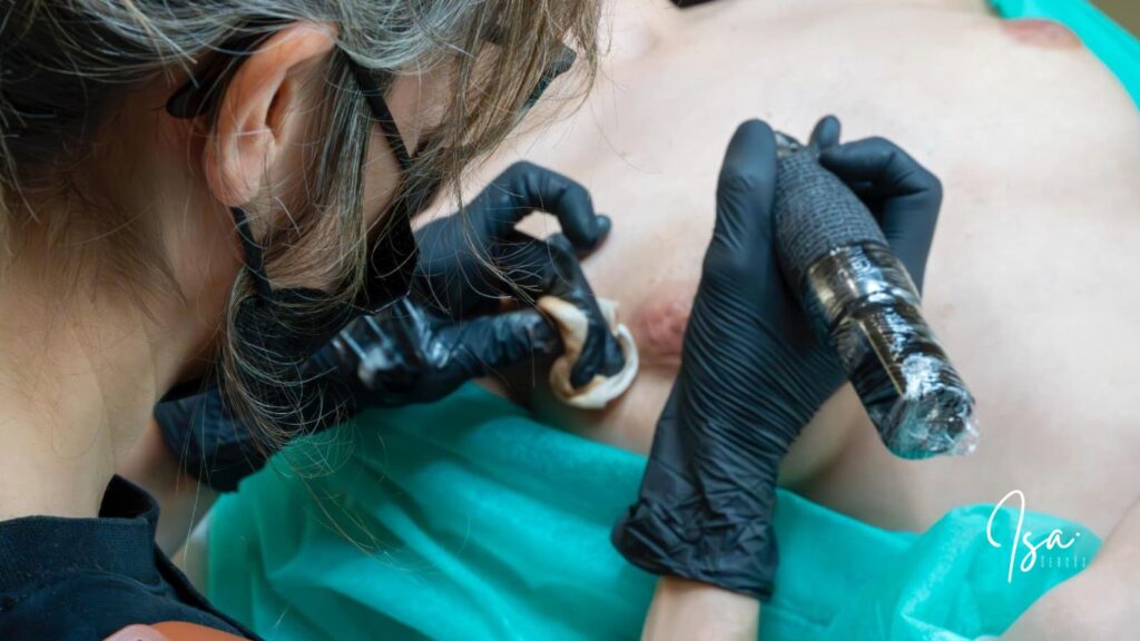 tatuaje paramédico recién hecho - Isa Cercós
